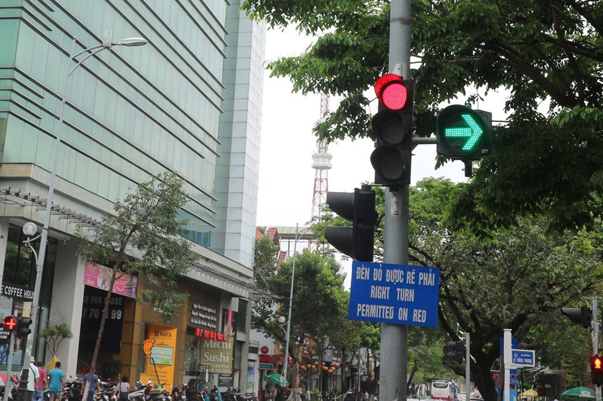 Xe máy có được phép rẽ phải khi đèn đỏ hay không?